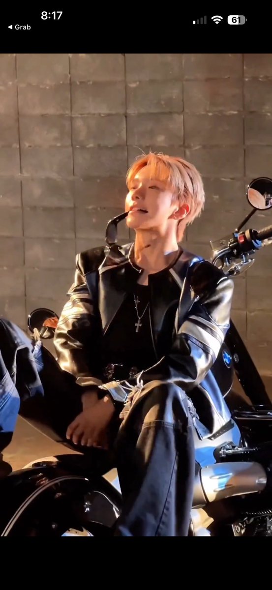 woonhakshots's tweet image. KIM WOONHAK???? WEARING A TANK TOP WHILE REMOVING THE JACKET…. HES EVEN BITING THE GLASSES SEXILY WHILE SMIRKING 🫠🫠🫠🫠🫠🫠🫠🫠🫠🫠