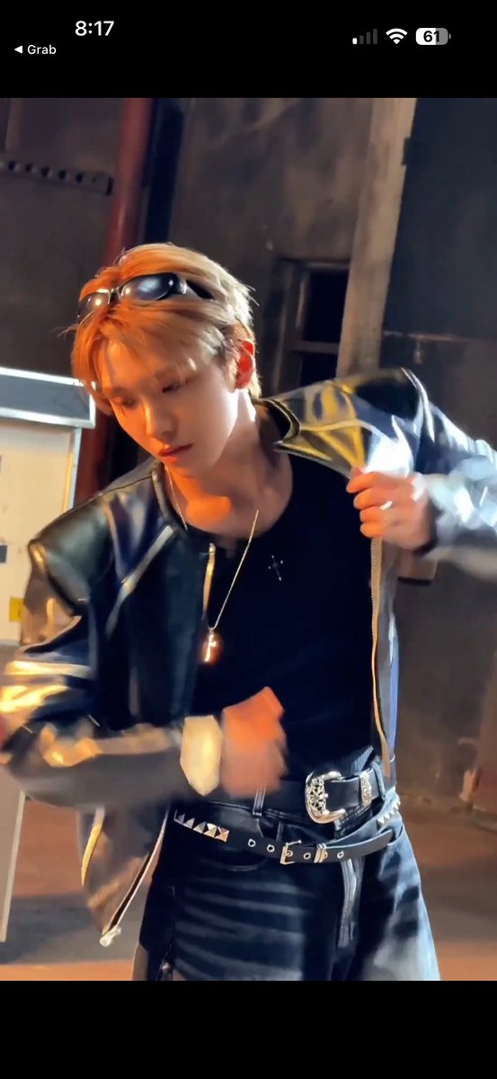 woonhakshots's tweet image. KIM WOONHAK???? WEARING A TANK TOP WHILE REMOVING THE JACKET…. HES EVEN BITING THE GLASSES SEXILY WHILE SMIRKING 🫠🫠🫠🫠🫠🫠🫠🫠🫠🫠