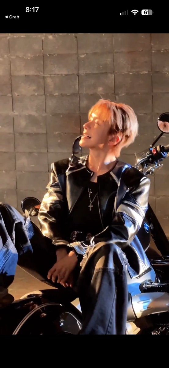 woonhakshots's tweet image. KIM WOONHAK???? WEARING A TANK TOP WHILE REMOVING THE JACKET…. HES EVEN BITING THE GLASSES SEXILY WHILE SMIRKING 🫠🫠🫠🫠🫠🫠🫠🫠🫠🫠