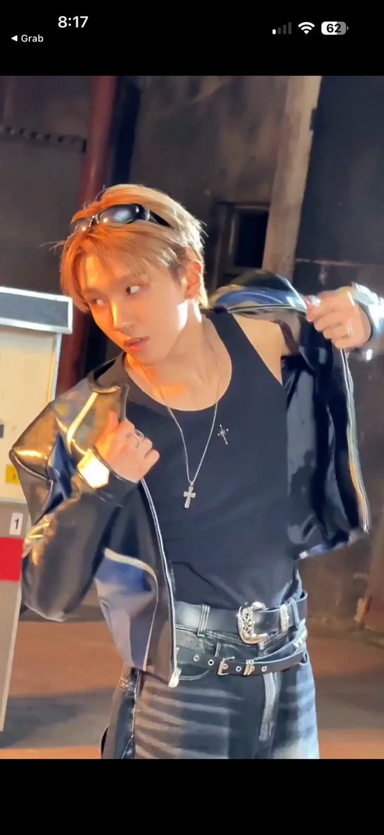 woonhakshots's tweet image. KIM WOONHAK???? WEARING A TANK TOP WHILE REMOVING THE JACKET…. HES EVEN BITING THE GLASSES SEXILY WHILE SMIRKING 🫠🫠🫠🫠🫠🫠🫠🫠🫠🫠