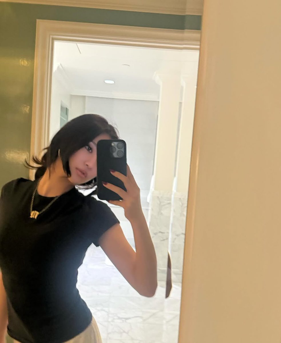 ningningskr's tweet image. that’s my mad hot girlfriend