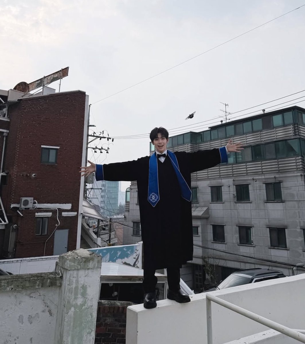 yurayurahanbin's tweet image. dragging the disbandment news is stressing all of us out GIRL GET DOWN FROM THERE!