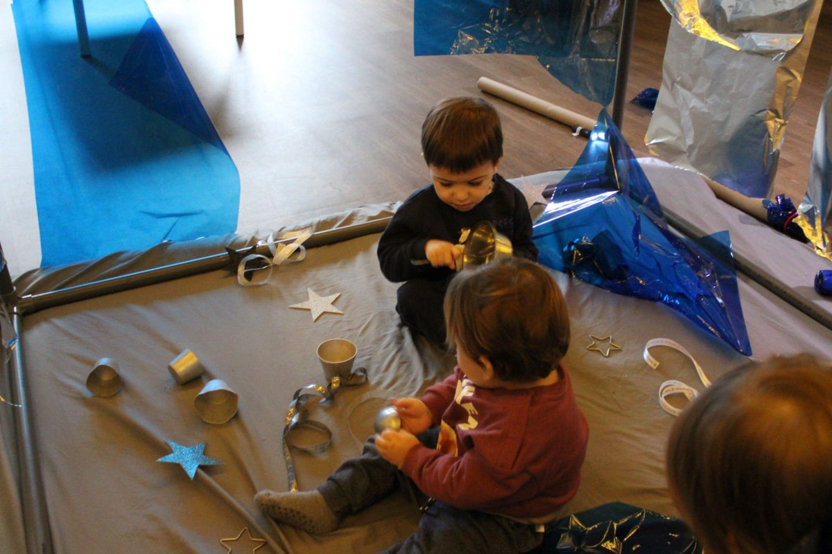 colsantpau's tweet image. LLAR | La classe dels Negritos s'ha transformat completament perquè els nens i nenes poguessim gaudir d'una provocació ambientada en l'espai! 🌠🚀🧑‍🚀👩‍🚀
No ha faltat cap detall 🥰
#JoSocdelSantPau #Llar