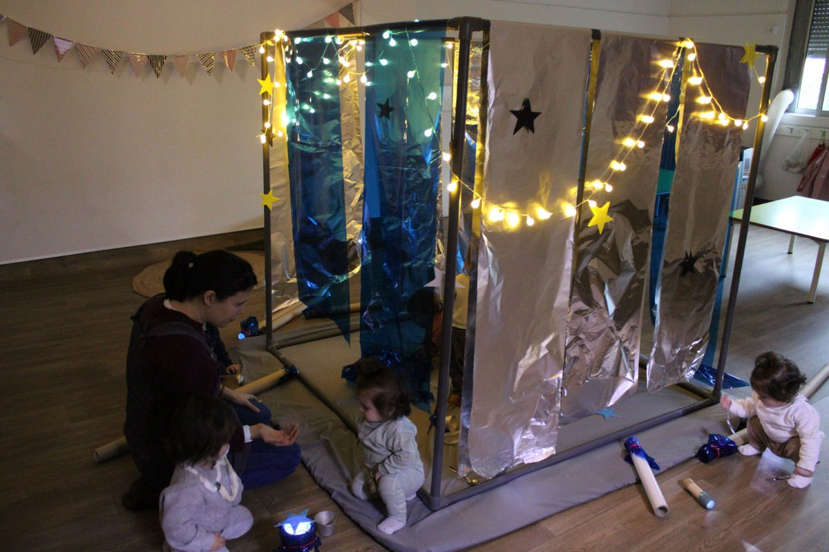 colsantpau's tweet image. LLAR | La classe dels Negritos s'ha transformat completament perquè els nens i nenes poguessim gaudir d'una provocació ambientada en l'espai! 🌠🚀🧑‍🚀👩‍🚀
No ha faltat cap detall 🥰
#JoSocdelSantPau #Llar