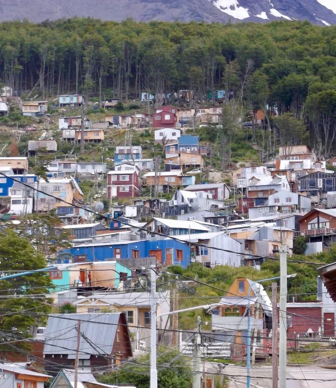ziberiaI's tweet image. El 80% de Ushuaia es una villa miseria. Ahí no sirven las teorías que el frío civiliza, ni que los villeros solo viven cerca de grandes ciudades como CABA o Rosario. 

Tema a tomar en consideración para cuando las Islas Malvinas sean recuperadas.