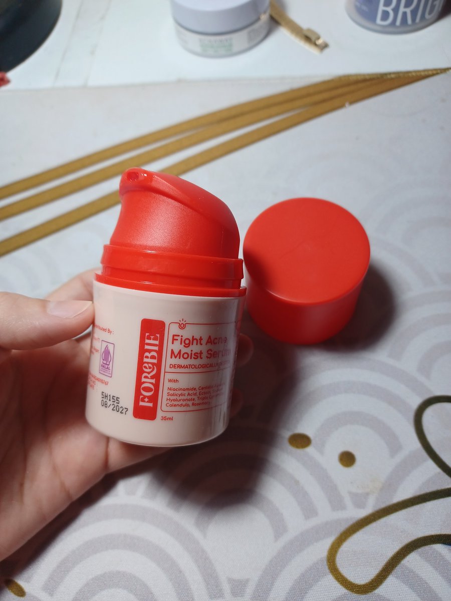 mintcoocoo's tweet photo. INI DIA !!! pencarian terakhir aku untuk moist pereda jerawat berlabuh disini 😭😣  Moisturizer andalan aku sebagai acne fighter: ringan, cepat nenangin jerawat yang on-off, dan bonus nya naikin tone kulit jadi kelihatan lebih cerah https://t.co/IQpPgnBXps https://t.co/e9Fn9S7pKO