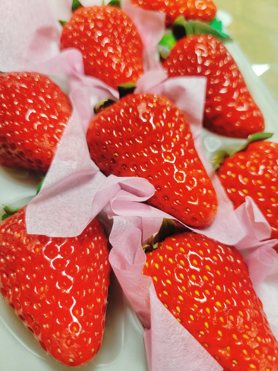 お見舞いで頂いた高級いちごを頂く
美味しい 