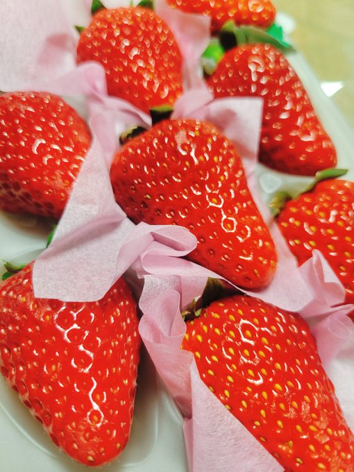 お見舞いで頂いた高級いちごを頂く
美味しい 