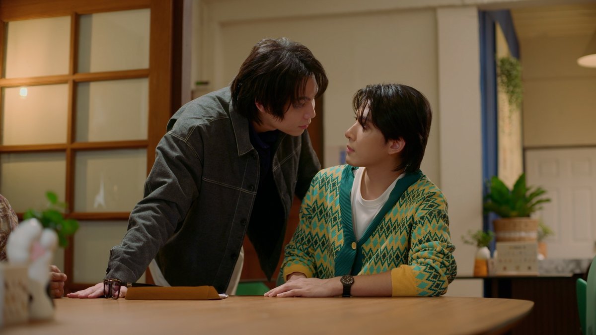 GMMTV's tweet image. อันนี้มันเกินไปป่าว เหมือนสายตากำลังบอกว่าคุณเป็นของผมไรแบบนี้เลย เจ้าหนี้แบบใหม่ โรแมนติกเกินป่ะพี่
#CatForCashEP1
@Firstkpp @myktnw