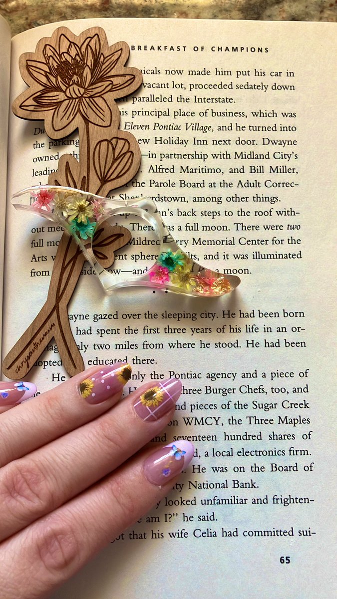 I’m ✨just a girl✨ who likes cute book accessories &amp; loves weird books

#booktwt #classicreads