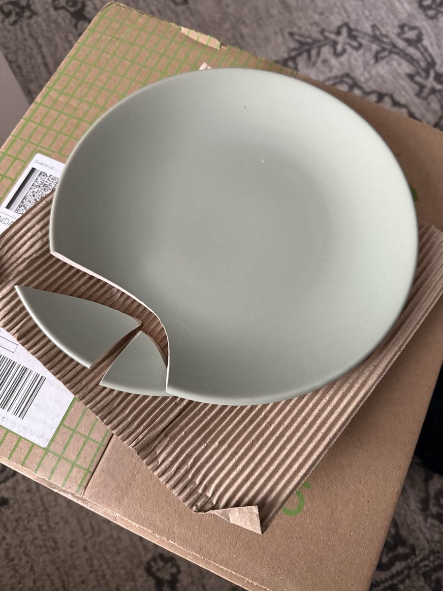 sharonrit123's tweet image. Replacement dishes arrived after being delayed, also smashed, do Evri delivery people not understand FRAGILE?! 🤬
Will not follow ‘EVri’ back either due to attempted scam yesterday!! @DunelmCareers @evrisupportline @autisticgardner