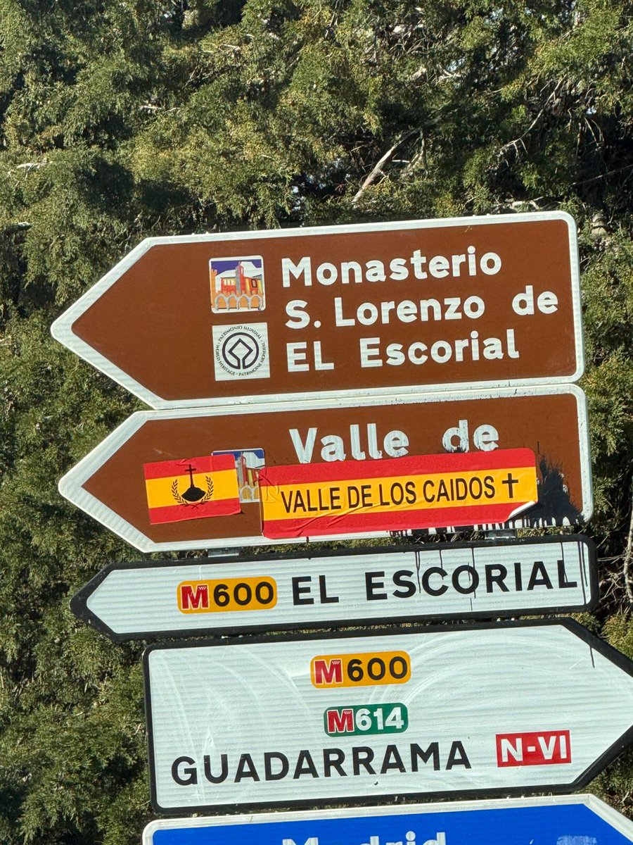 DivisionSierra's tweet photo. Gracias a @transportesgob por restaurar las señales que llevaban años vandalizadas y por rectificar y devolver su verdadero nombre a nuestro valle. 

¡El Valle de los Caídos no se toca!✝️ https://t.co/dBI1HGsJ76