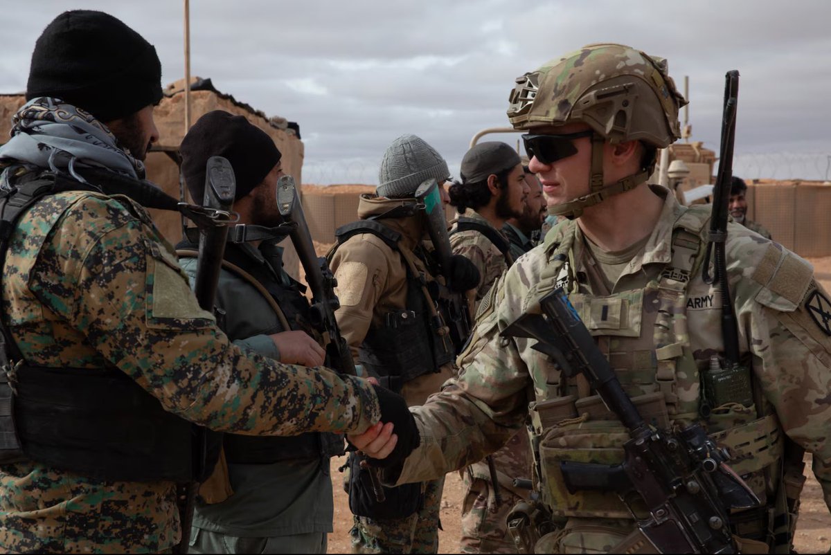 BastionMediaFR's tweet photo. 🔴🇫🇷🇸🇾 𝗔𝗟𝗘𝗥𝗧𝗘 𝗜𝗡𝗙𝗢 — SYRIE : des MILLIERS de DJIHADISTES de l’État islamique s’évadent de prisons kurdes pendant l’offensive syrienne menée par les hommes d’Ahmed al-Sharaa. Un risque majeur de nouvelles attaques TERRORISTES en France et en Europe.

Les Forces démocratiques syriennes, alliées de l’Occident dans la lutte contre l’État islamique, sont mises en grande difficulté par l’offensive menée par le régime syrien dirigé par Ahmed al-Sharaa. 

Depuis le 13 janvier, plusieurs zones stratégiques, dont Raqqa et Deir ez-Zor, sont tombées. Le cessez-le-feu annoncé le 18 janvier a volé en éclats, entraînant de violents combats.

Les affrontements se concentrent désormais autour de prisons et de camps contrôlés par les forces kurdes, notamment Al-Hol, Al-Shaddadi et Al-Atan. 

👉 Ces sites abritent environ 10 000 combattants de l’État islamique, dont des centaines d’Européens et de Français, ainsi que près de 43 000 personnes radicalisées.

Selon plusieurs sources concordantes, l’effondrement sécuritaire en cours aurait permis des évasions massives, en particulier autour du site d’Al-Shaddadi, où entre 200 et 1 500 djihadistes auraient déjà réussi à prendre la fuite, profitant du chaos, de la fuite de gardiens et de l’implication de groupes armés locaux.

Ces prisons constituaient jusqu’ici un verrou stratégique majeur pour la sécurité européenne. Les forces kurdes avaient capturé ces combattants lors des batailles contre l’État islamique à Raqqa, Kobané et dans la vallée de l’Euphrate. 

Leur affaiblissement fait craindre un scénario déjà observé par le passé, notamment lors des opérations d’évasion coordonnées menées par l’organisation terroriste.

Dans ce contexte, Emmanuel Macron a déclaré s’être entretenu avec le président syrien Ahmed al-Sharaa, évoquant la « préoccupation de la France face à l’escalade en Syrie » et appelant à un cessez-le-feu permanent ainsi qu’à l’intégration des Forces démocratiques syriennes à l’État syrien, au nom de « l’unité et de la stabilité » du pays.

La dispersion de TERRORISTES, parmi lesquels figurent des profils francophones, fait craindre une réactivation de réseaux dormants en Europe. 

La France, déjà frappée par des attentats terroristes liés à des filières syriennes, notamment le 13 novembre 2015 au Stade de France, sur les terrasses parisiennes et au Bataclan, pourrait se retrouver en première ligne en cas de résurgence de la menace djihadiste.

(Sources : Al Jazeera, Reuters, ISW, déclaration Emmanuel Macron, sources locales FDS)