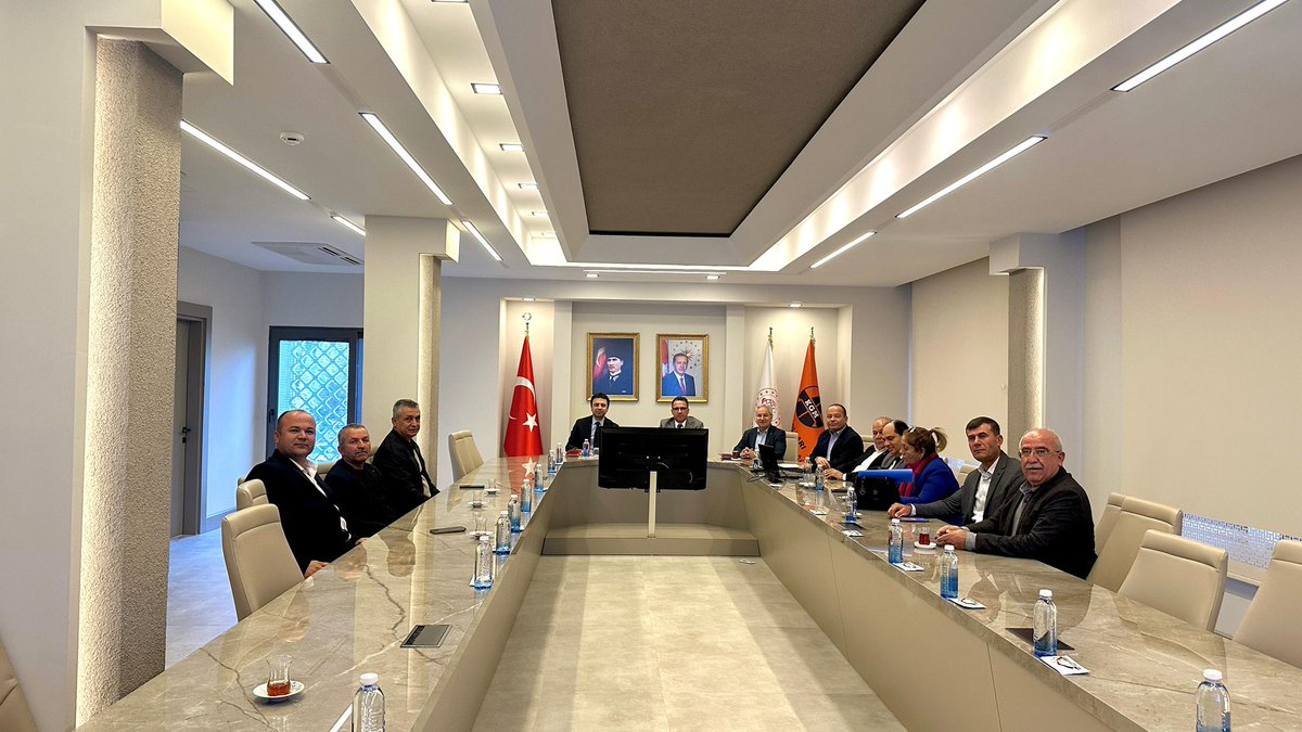 avmustafakose's tweet photo. Karayolları Bölge Müdürlüğü’nde bölge müdürümüz Hasan Sarıoğlu ve konuların ilgilisi Kepez  muhtarlarımızla toplantı gerçekleştirdik, mahallelerimizle ilgili yapılması gereken çalışmaları değerlendirdik… https://t.co/XowjFfvZ0Z