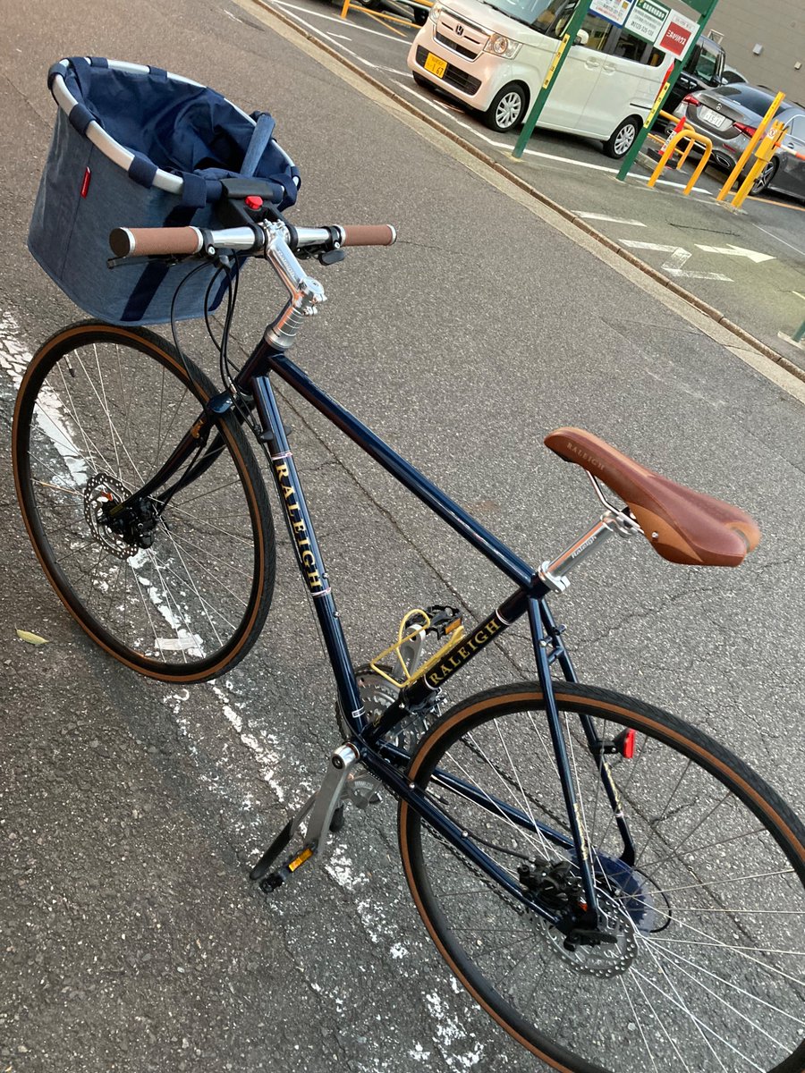 sloternyo's tweet photo. ラレーRFT試走

クロモリ＋油圧ディスクのクロスバイクという変わり種
見た目はクラシカルでお洒落な印象
車重は13kgで重い
しかし走りは軽快
平地30kmは出そう
タイヤ細い！
久々のフラットバーはやはり手が痛くなる

そして何でも入る前カゴ
今さらながらカゴの偉大さを知る
もうバッグに戻れない https://t.co/sCrgHGiST5