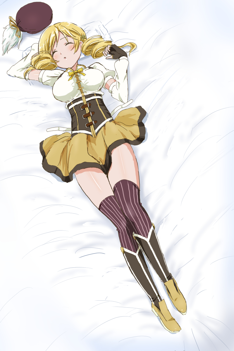 kinnfuji's tweet image. ねそべりマミさん。(背景微調整)。