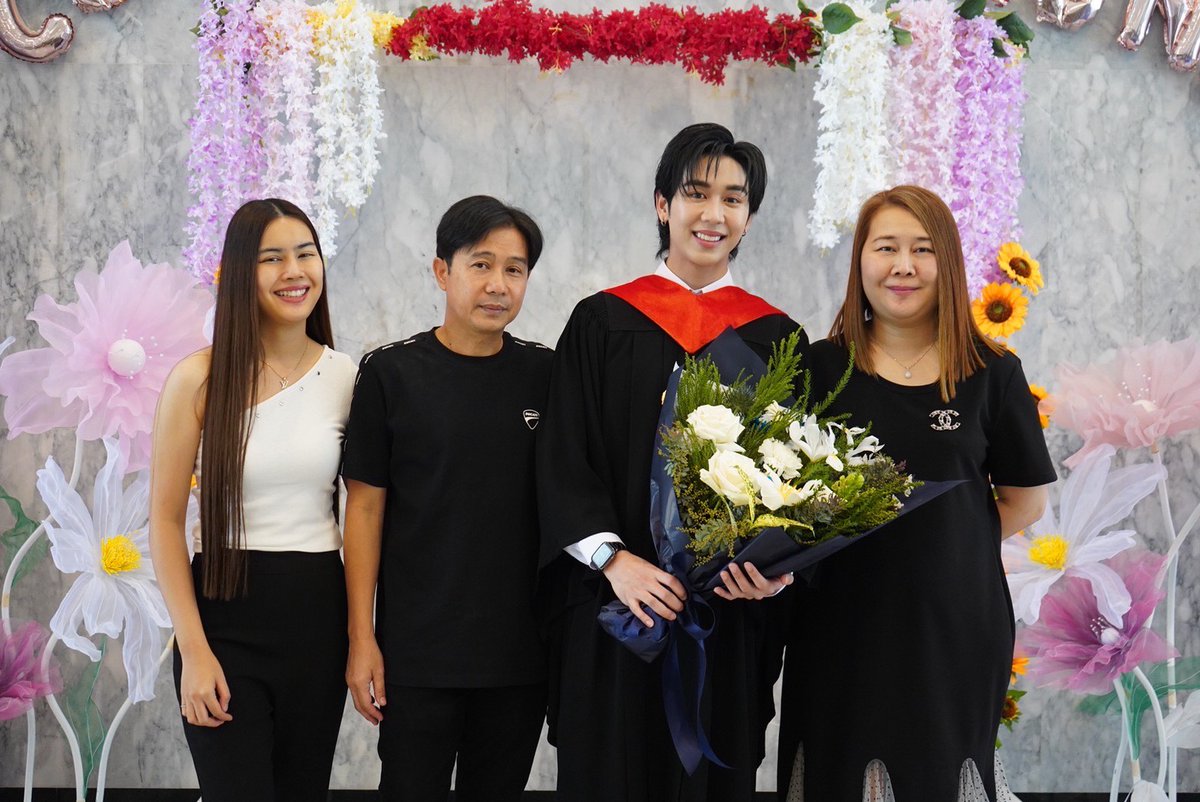 PRSocietyNews's tweet photo. เก่งครบเครื่อง “หลุยส์” ภาคภูมิใจ!!! คว้าปริญญา นักบินพาณิชย์ตรี ม.อัสสัมชัญ (ABAC)
#Louis_thanawin
#AlphaJetของหลุยส์
#LouisGraduation
เป็นอีกหนึ่งนักแสดงที่เก่งครบเครื่อง สำหรับบัณฑิตใหม่ป้ายแดง “หลุยส์ ธณวิน ธีรโพสุการ“ สังกัด “GMMTV” ที่ล่าสุดสำเร็จการศึกษาปริญญาตรี คณะวิศวกรรมศาสตร์ สาขาวิศวกรรมการบิน หลักสูตรนักบินพาณิชย์ตรี มหาวิทยาลัยอัสสัมชัญ (ABAC) ซึ่งงานนี้สร้างความภูมิใจให้กับเจ้าตัวและครอบครัวเป็นอย่างมาก เพราะเจ้าตัวตั้งใจและมุ่งมั่นทุ่มเททำงานควบคู่ไปกับการเรียน จนสำเร็จการศึกษาปริญญาตรีได้สำเร็จ และพร้อมเดินหน้าทำงานในวงการบันเทิงอย่างเต็มที่ โดยมีครอบครัว รวมทั้งเพื่อนๆ อาทิ “เอเจ-ชยพล จุฑามาศ” และเหล่าแฟนคลับที่มาร่วมแสดงความยินดีอย่างอบอุ่น เมื่อวันที่ 17 มกราคม 2569ณ มหาวิทยาลัยอัสสัมชัญ (ABAC) วิทยาเขตสุวรรณภูมิ