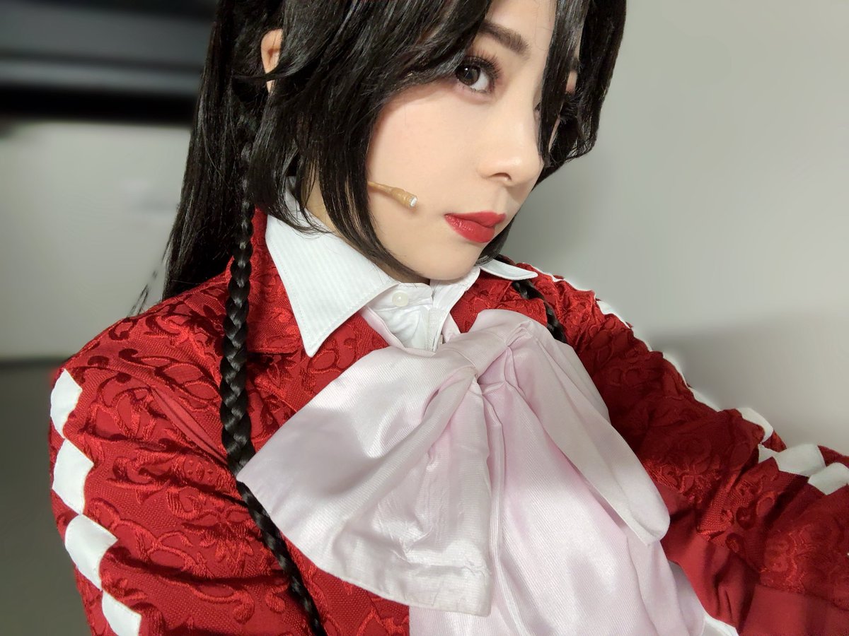 takeuchiyume's tweet photo. パンミュ衣装展示！！🐰
アリスのお洋服の肩周りにある生地は、ビジュアル撮影時はなかったんだけど、お稽古中動きすぎて、腕の付け根を前も後ろも何度も破いてしまって、衣装さんが伸びやすい生地を足してくれました🤝
そんな思い出が詰まった肩周りと、沢山戦ったヒールがアリスの注目ポイントです🙌🏻 https://t.co/KOnW5sgWPr