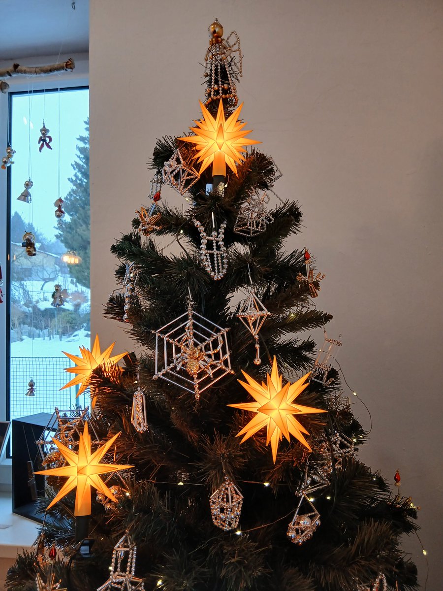Kubavalek's tweet photo. ユネスコ無形文化遺産に登録されている、伝統的なクリスマスオーナメントをガラスで作り続けている Rautis 社を見学しました。
約150年にわたり、今もすべて手作業で作られているのが本当にすごいです。😯 https://t.co/rzE4zVVO9S