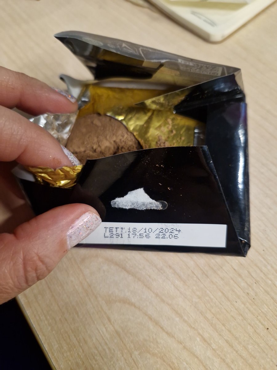 defnejan's tweet photo. @Migros_Turkiye @migros  şakamı bu bugün verdiğim sipariş içerisinde olan Eti Karam çikolata tavsiye edilen tüketim tarihi  18.10.2024 evet evet 2024 şaka mısınız. Raf da bu ürün neden var? https://t.co/glX7jVPBNN