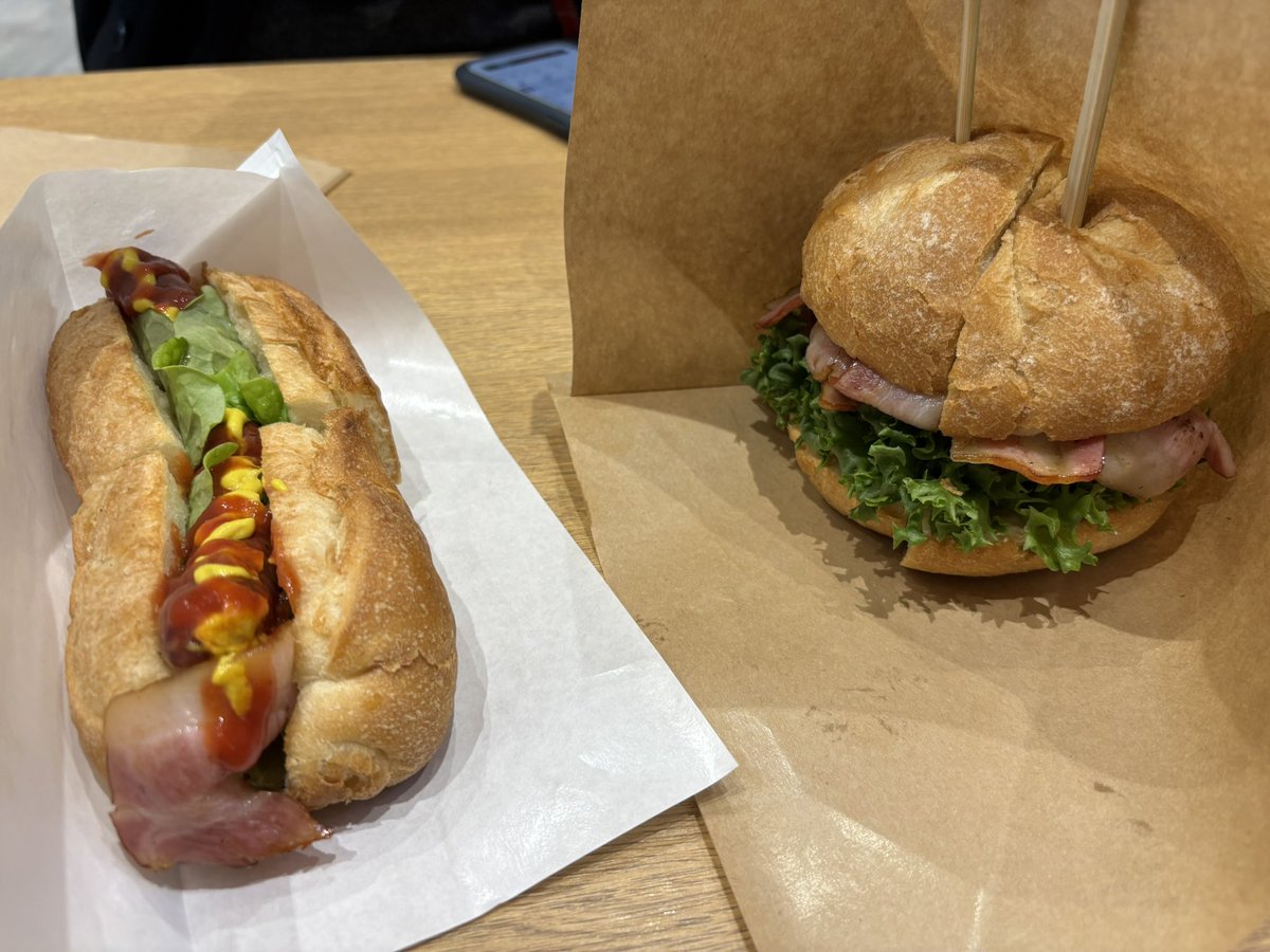 初めて熊本空港を利用したのですが、保安検査場通過後にフードコートがあって楽しい😁　クラフトビール飲めるし、あか牛BLTサンドはジューシーで大変美味しゅうございました😍　ホットドッグもプリプリ