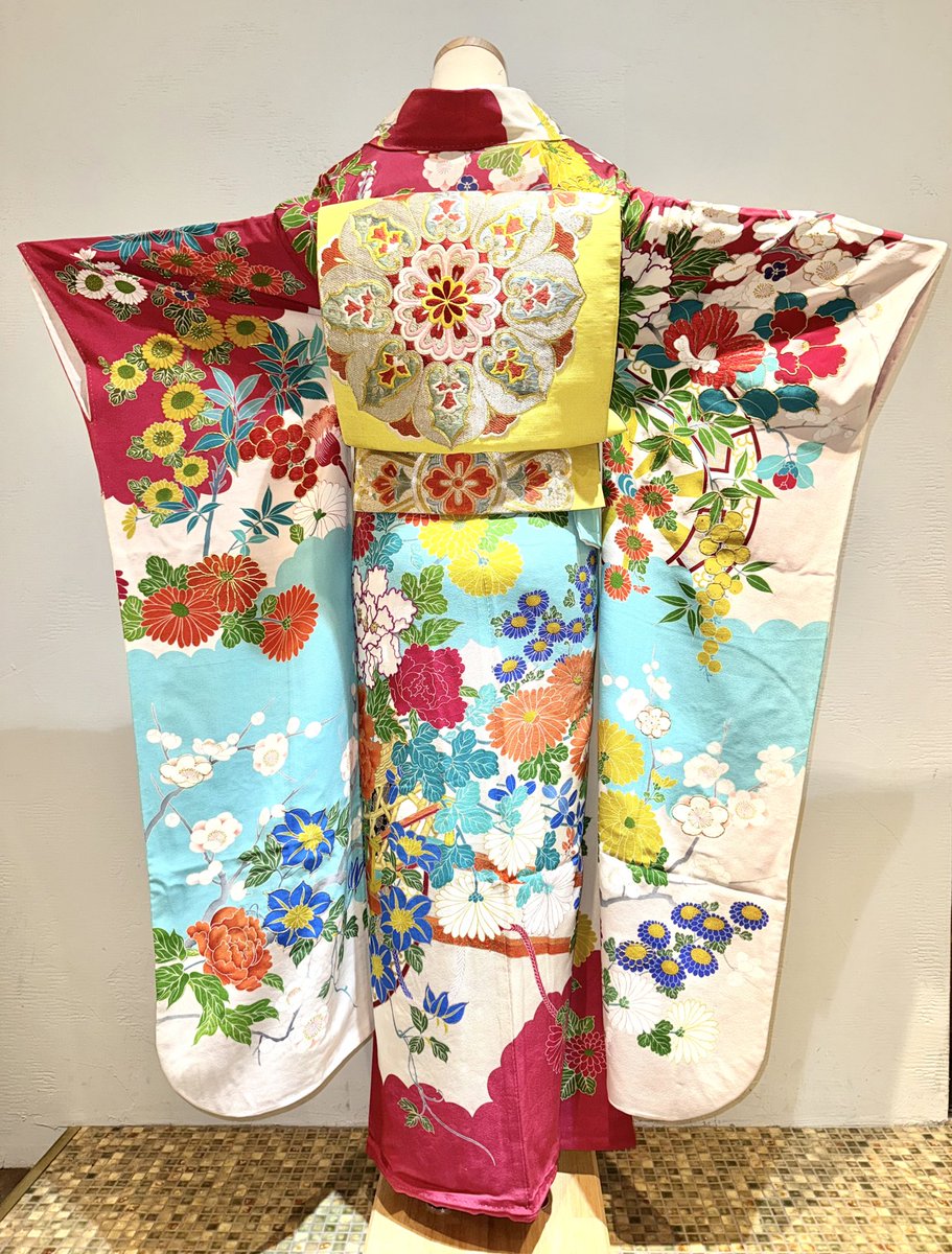 uchinopotemayo's tweet photo. #今日の振袖トルソーさん は四季の花々が華やかなアンティークのお振袖にタップリ刺繍が施された綴れ織の袋帯を合わせました👘
身丈159.裄63.5.袖丈107㎝
袋帯410㎝
#キモノ葉月大塚 https://t.co/BZhTGWYxfH