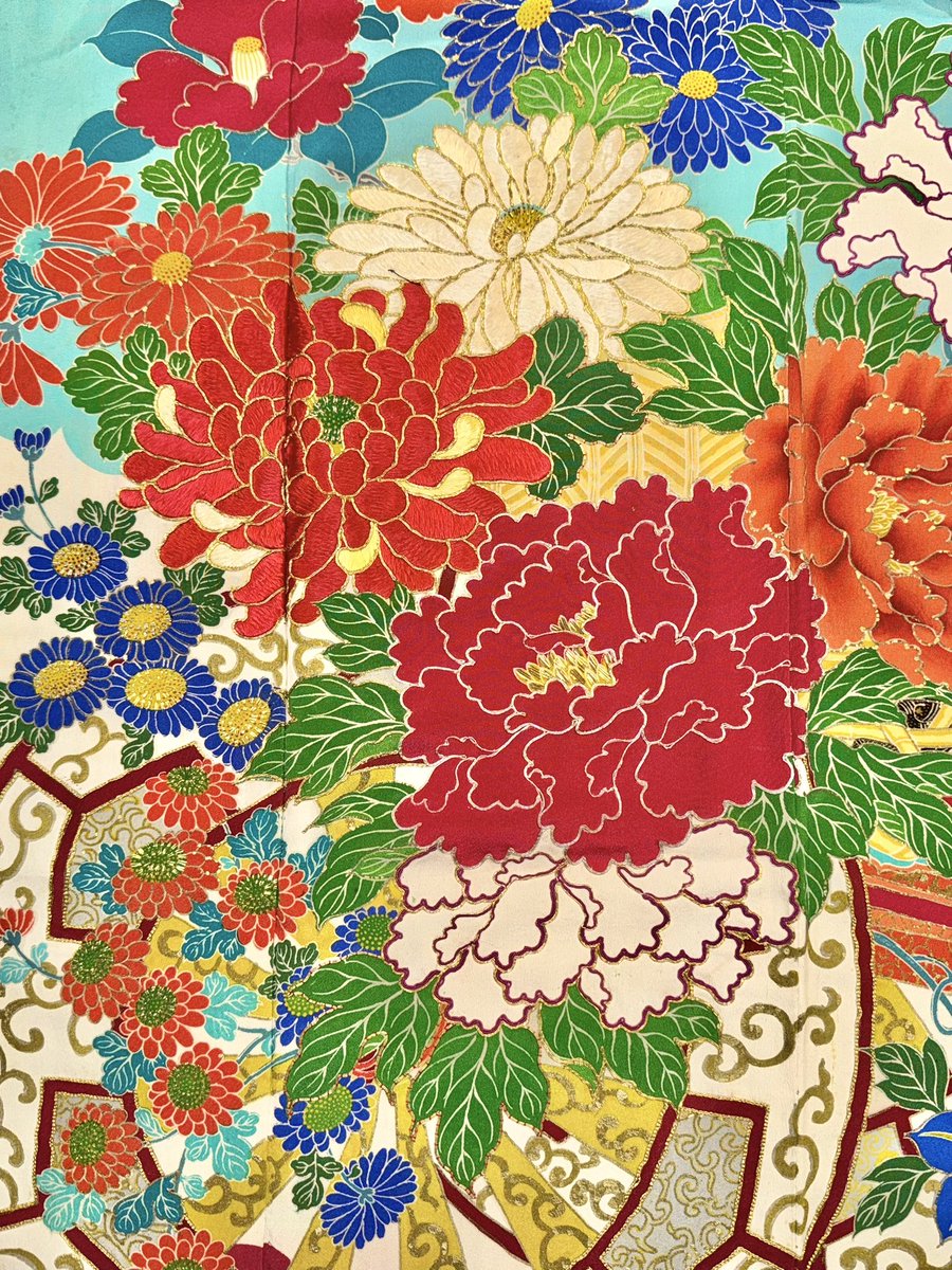 uchinopotemayo's tweet photo. #今日の振袖トルソーさん は四季の花々が華やかなアンティークのお振袖にタップリ刺繍が施された綴れ織の袋帯を合わせました👘
身丈159.裄63.5.袖丈107㎝
袋帯410㎝
#キモノ葉月大塚 https://t.co/BZhTGWYxfH