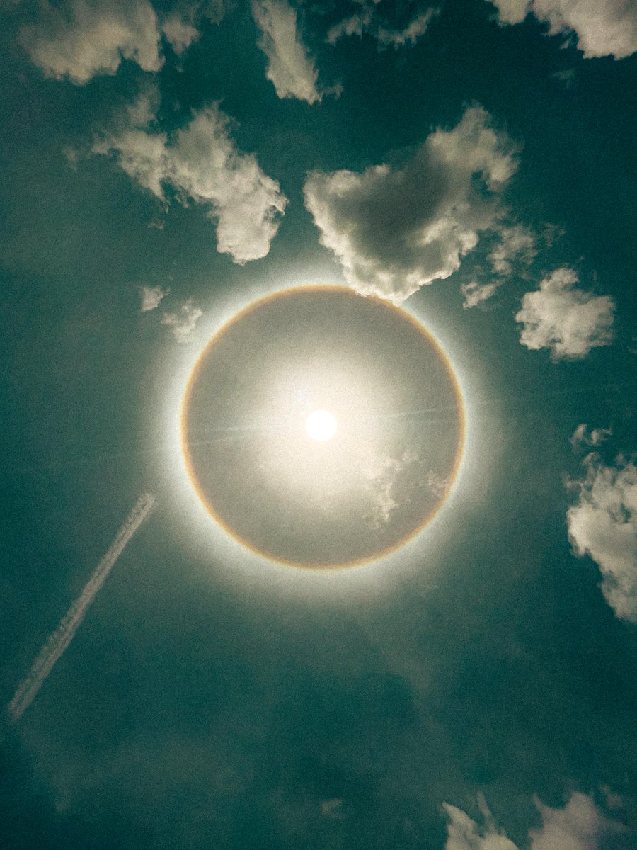 HomieWallpapers's tweet photo. Solar Halo #Wallpapers #Wallpaper #Wallpaper4k #Background #Art https://t.co/ez78jNKNFw