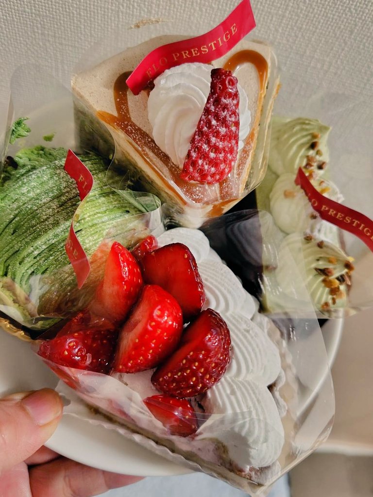 HAPPY MY BIRTHDAY♡
今日はお誕生日。昨日、自分で買ったチーズケーキ、妻ちゃんが買ってくれたショートケーキ。半分コしながら、お祝いして食べました。

おめでとう♡
ありがとう☆

毎日伝えてる言葉も、今日は特別に聞こえる。いつもありがとう☆