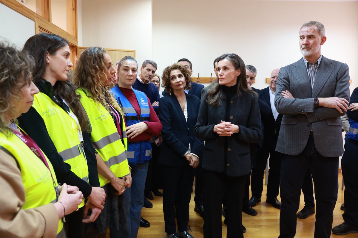 CasaReal's tweet photo. Los Reyes se han trasladado hasta el Centro Cívico Poniente Sur de Córdoba, donde los familiares de las víctimas del accidente ferroviario de Adamuz están recibiendo información y apoyo psicológico para afrontar esta dura situación. 

➡️https://t.co/nxhoIm6ZNa https://t.co/n60o2b3Gu2