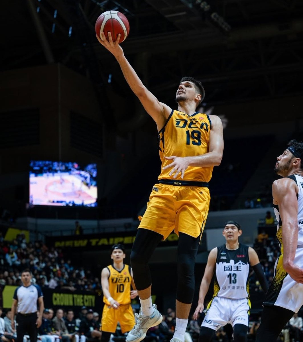 🇹🇼 MARKO TODOROVIC es una estrella en el baloncesto taiwanés.

El pívot montenegrino es el 2º jugador más valorado de la TPBL.

Con New Taipei CTBC promedia...

📊 22.9 PTS || 14.4 REB || 2.7 REB || 0.8 TAP || 1.8 ROB

✅ 55.3% T2 || 36.5% T3 || 72.5% TL || 25.7 VAL

#ExACB