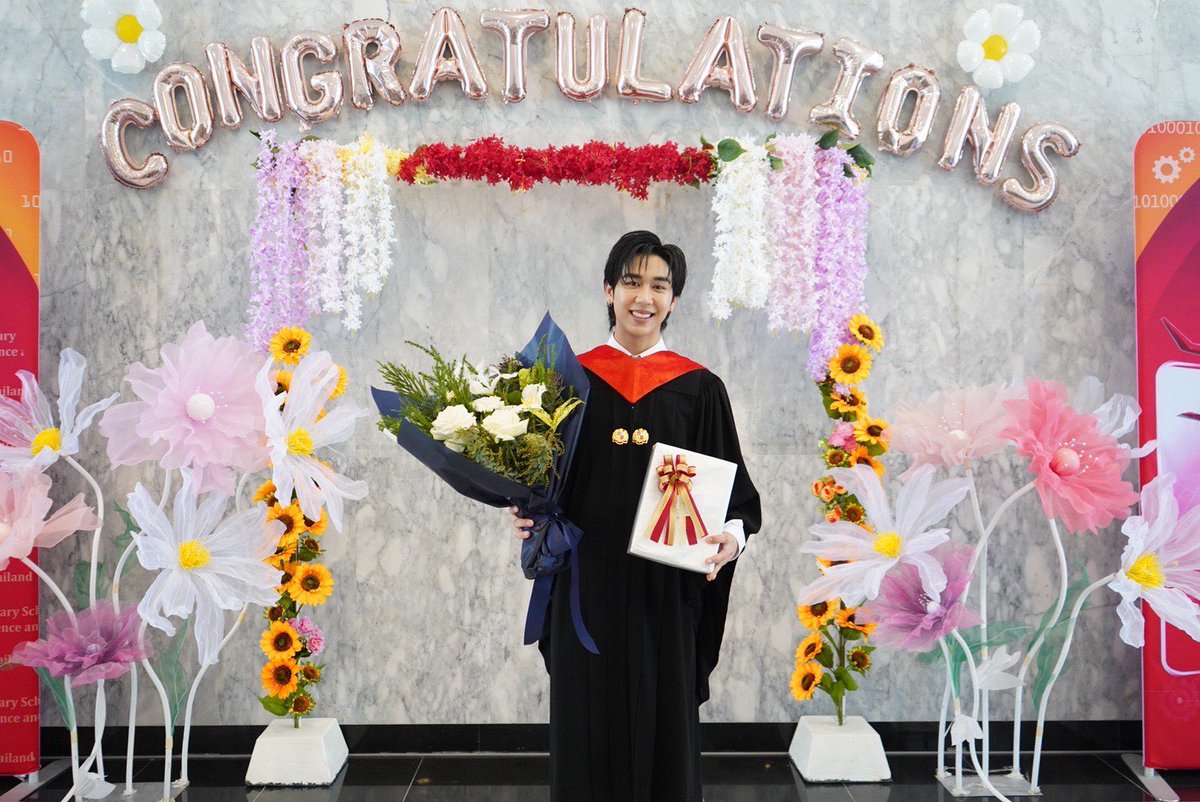 Blackcatupdate's tweet photo. เก่งครบเครื่อง “หลุยส์” ภาคภูมิใจ!!!
คว้าปริญญา นักบินพาณิชย์ตรี ม.อัสสัมชัญ (ABAC)
#Louis_thanawin
#AlphaJetของหลุยส์ #LouisGraduation
#GMMTV
เป็นอีกหนึ่งนักแสดงที่เก่งครบเครื่อง สำหรับบัณฑิตใหม่ป้ายแดง “หลุยส์ ธณวิน ธีรโพสุการ“ สังกัด “GMMTV”ที่ล่าสุดสำเร็จการศึกษาปริญญาตรี คณะวิศวกรรมศาสตร์ สาขาวิศวกรรมการบิน หลักสูตรนักบินพาณิชย์ตรี มหาวิทยาลัยอัสสัมชัญ (ABAC) ซึ่งงานนี้สร้างความภูมิใจให้กับเจ้าตัวและครอบครัวเป็นอย่างมาก เพราะเจ้าตัวตั้งใจและมุ่งมั่นทุ่มเททำงานควบคู่ไปกับการเรียน จนสำเร็จการศึกษาปริญญาตรีได้สำเร็จ และพร้อมเดินหน้าทำงานในวงการบันเทิงอย่างเต็มที่ โดยมีครอบครัว รวมทั้งเพื่อนๆ อาทิ “เอเจ-ชยพล จุฑามาศ” และเหล่าแฟนคลับที่มาร่วมแสดงความยินดีอย่างอบอุ่น เมื่อวันที่ 17 มกราคม 2569 ณ มหาวิทยาลัยอัสสัมชัญ(ABAC) วิทยาเขตสุวรรณภูมิ
