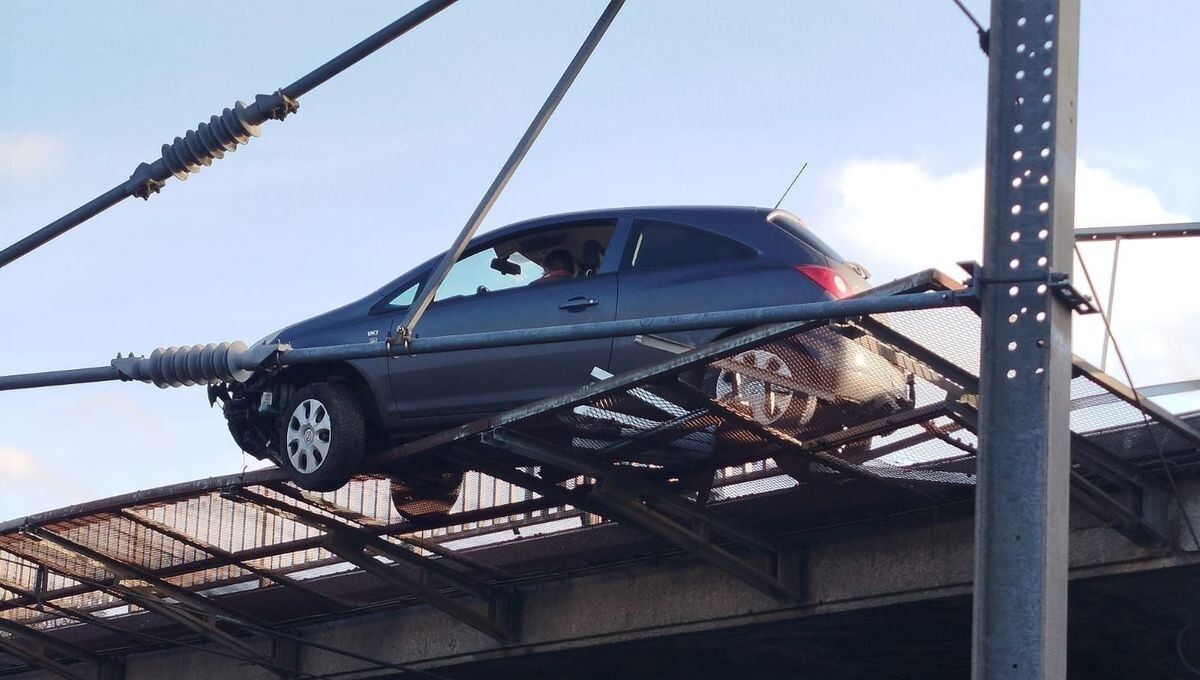 FranceNews24's tweet image. 🔴 INFO - #FaitsDivers : Une voiture suspendue au-dessus des caténaires après un accident à #Bolbec.
Ce mardi 20 janvier, une conductrice de 74 ans a percuté un pont ferroviaire sur la ligne Le Havre–Paris. Le véhicule est resté en équilibre sur une grille de protection,