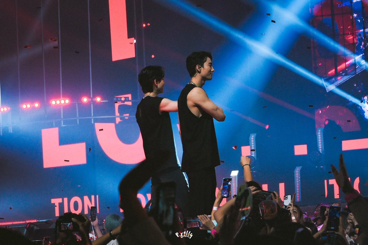 GameRChoi407's tweet image. พูดในฐานคนดูแบบที่ดูคอนมาทั้งไทยทั้งเกาหลี

GMMTV จัดคอนเสิร์ตดีมากเลยล่ะ
ระบบเสียง ระบบไฟ โปรดักชั่น คือถ้าเป็นคอนเสิร์ต ก็จัดได้มาตรฐานทุกคอน

ข้อได้เปรียบของค่ายใหญ่ที่จัดคอนมาแล้วนับไม่ถ้วนอะ

นสด.คือร้องได้เต้นได้ ไม่ได้ขัดหูขัดตา 
มีคนที่อยู่ระดับ standard ไปจนถึง…