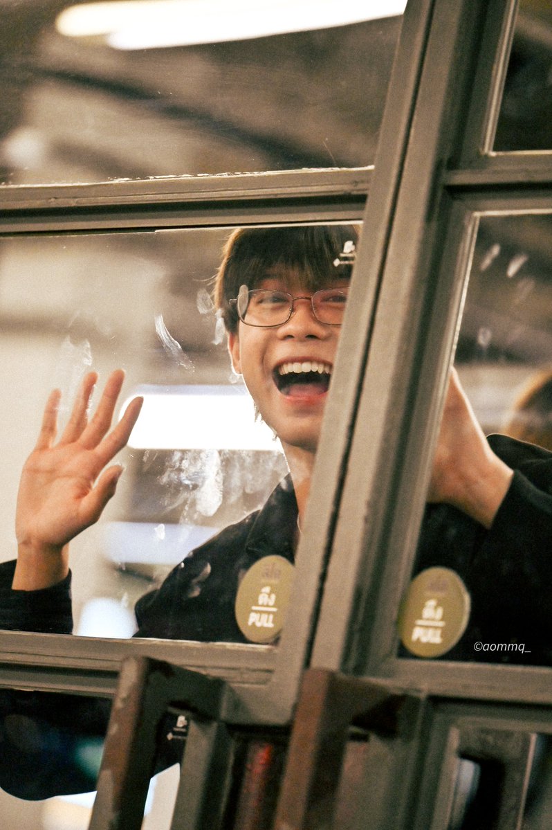 aommq_'s tweet image. น้องโต้มาเกาะกระจกบ๊ายบายพี่ไพ๊ น่ารักมากกกกก (⁠≧⁠▽⁠≦⁠)

DICE SWIPE UP x FLEX TALK

#Flex1045xDICE_SWIPEUP 
#OTTOsippavitch
#DICE_SWIPEUP_PRESSTOUR