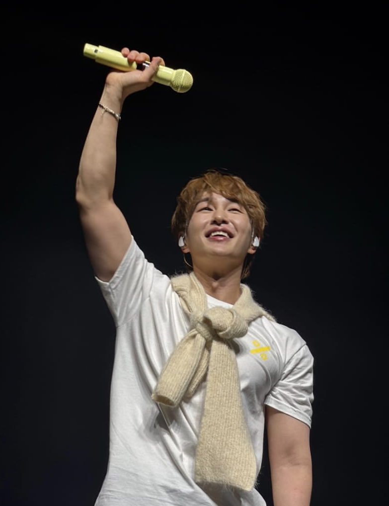 jonghyyun's tweet image. oh my god lee jinki............