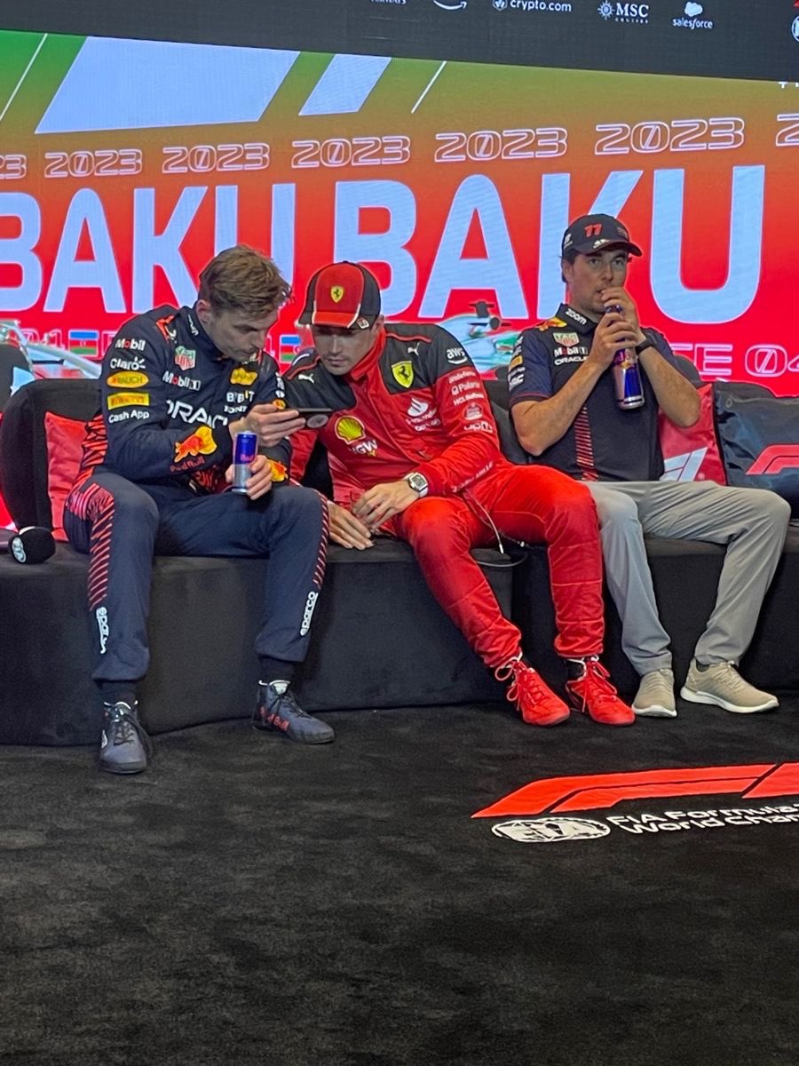 pov : 33(여주)랑 16(남주)랑 같이 프레스룸 왔는데 둘만의 세계에 빠짐