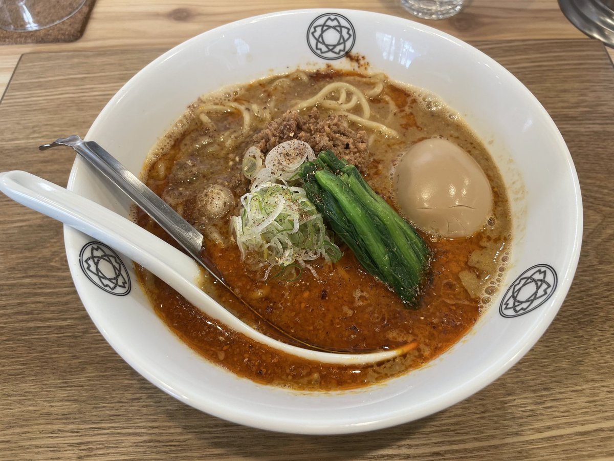 YU_MESHI_LOG's tweet photo. 12/13（土）
TOKYO RAMEN かいか
味玉担々麺

ベースの煮干しに香ばしい胡麻の風味が合わさったスープはあっさりながらコク深いく、ツルモチの麺がめちゃくちゃ美味しい。人気も納得。 https://t.co/82IuwGb9b3