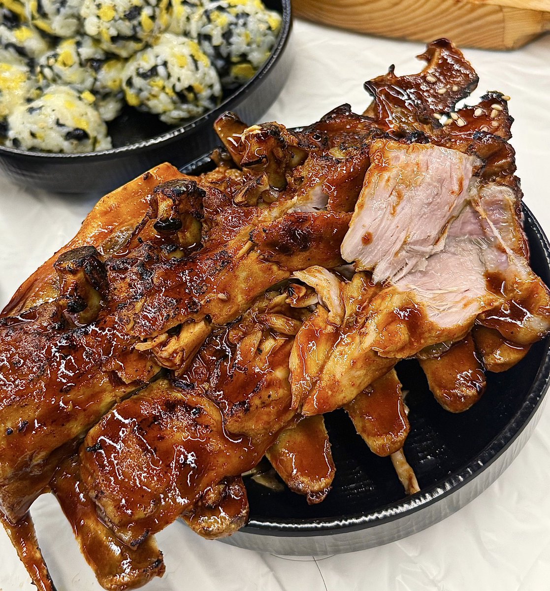 BAEG0PAY00's tweet image. • 대전 &amp;lt;농민뜨끈이&amp;gt;
대전에만 있다는 농민뜨끈이 너무 가보고 싶었는데 오픈런해서 20분 기다리고 바로 들어갔어요•• 양념뼈구이 시켰는데 폭립 느낌 나고 살 발라 먹으니까 고기 너무 부드럽고 맛있었음 남은 소스에 우동사리 넣어서 먹으니까 짱,, 주먹밥도 같이 먹는 거 추천합니닷..