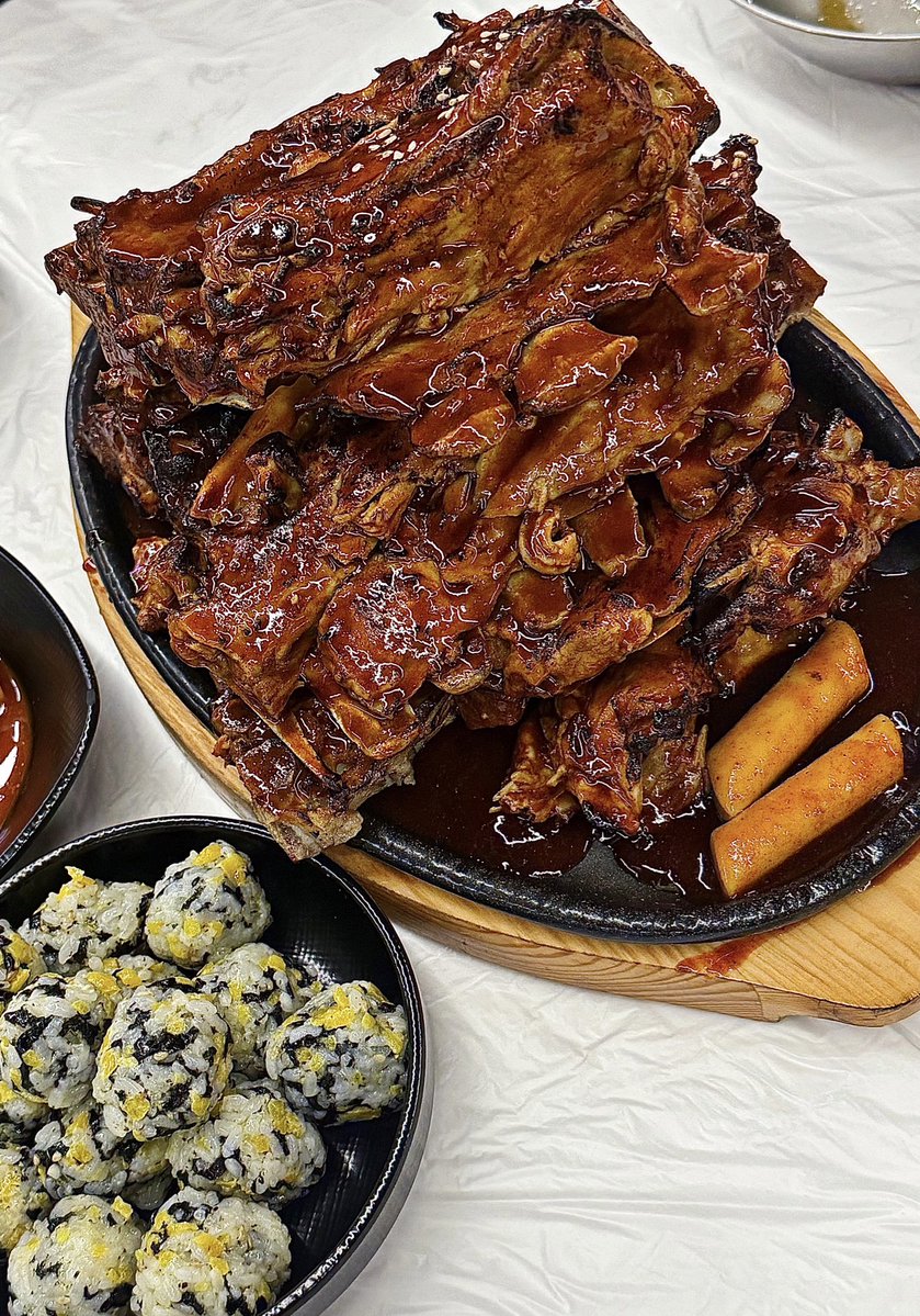 BAEG0PAY00's tweet image. • 대전 &amp;lt;농민뜨끈이&amp;gt;
대전에만 있다는 농민뜨끈이 너무 가보고 싶었는데 오픈런해서 20분 기다리고 바로 들어갔어요•• 양념뼈구이 시켰는데 폭립 느낌 나고 살 발라 먹으니까 고기 너무 부드럽고 맛있었음 남은 소스에 우동사리 넣어서 먹으니까 짱,, 주먹밥도 같이 먹는 거 추천합니닷..