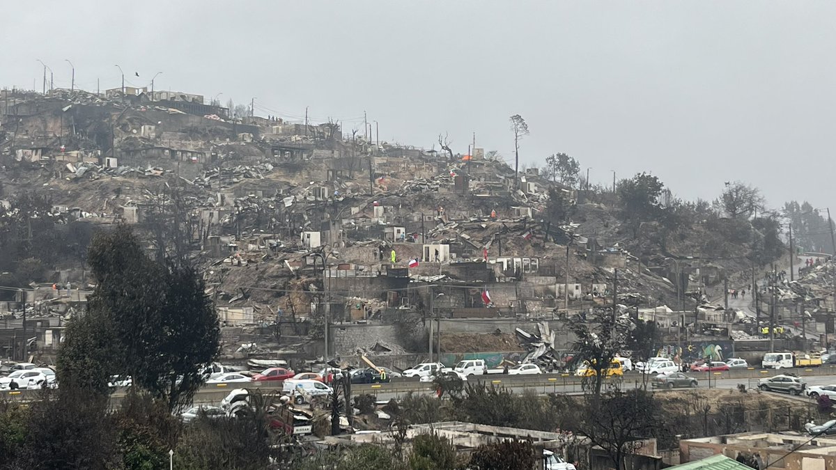 En Lirquén, Penco, ya flamean las banderas chilenas, señal inequívoca que los afectados empiezan ellos mismos la reconstrucción. Limpian y a pararse de nuevo <a href="/Cooperativa/">Cooperativa</a>