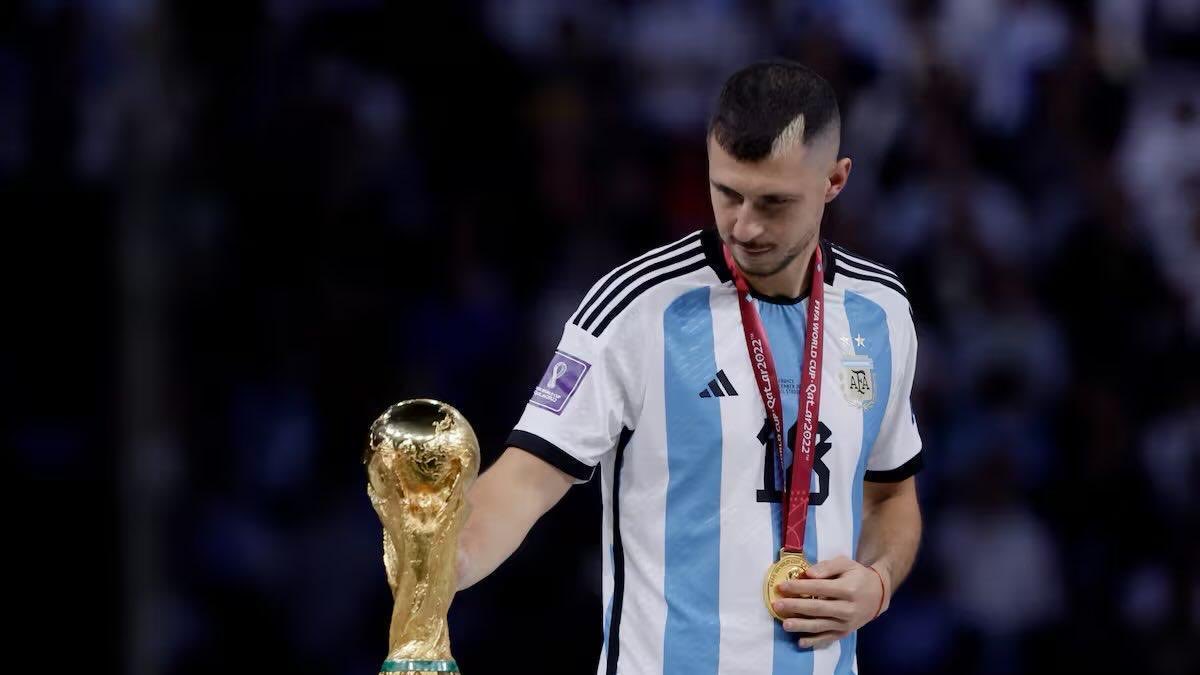 SentimentVCF14's tweet image. 🚨FICHAJES: El Valencia está a un paso de Guido Rodríguez. 

Llegaría cedido hasta junio. 

El acuerdo con el West Ham está a punto de cerrarse, solo faltan los últimos flecos. @MatteMoretto