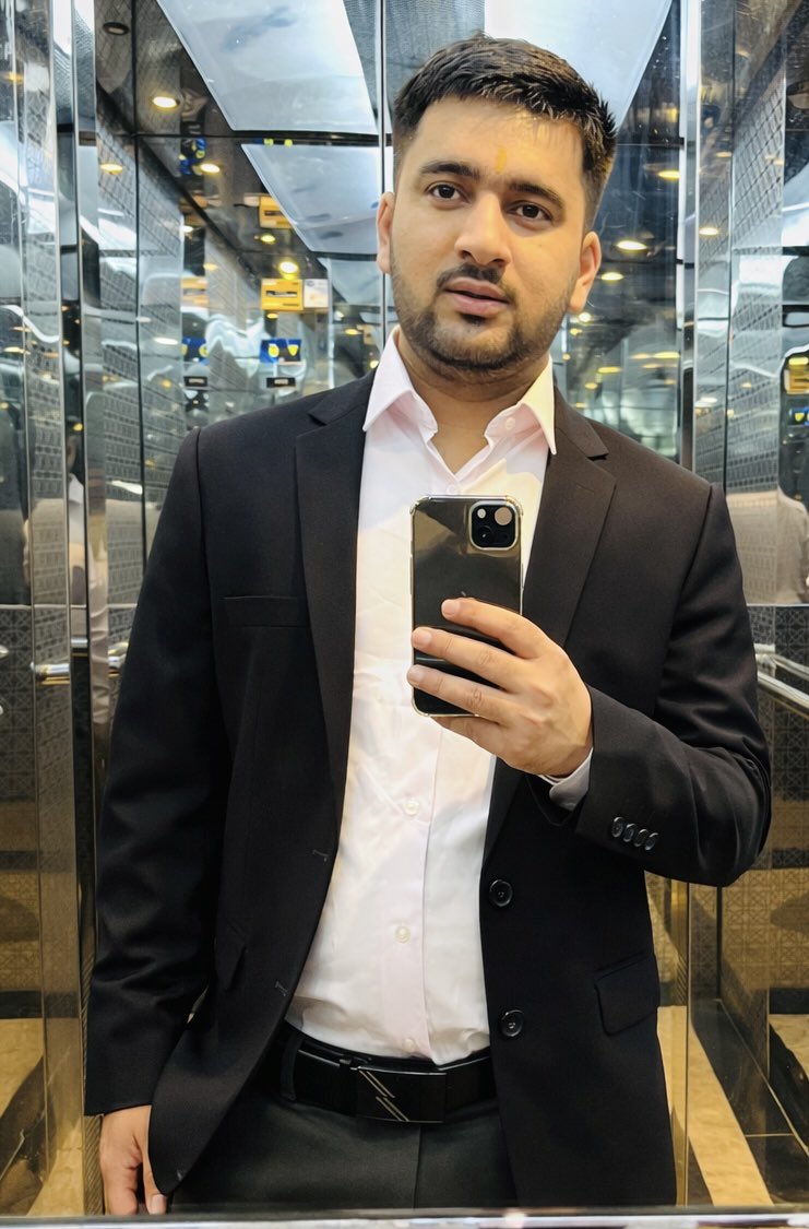 pankaj_siingh's tweet image. Confidence is the best suit I own🖤🩷

#Confidence #BlazerLook #BossVibes #MirrorSelfie #MensStyle