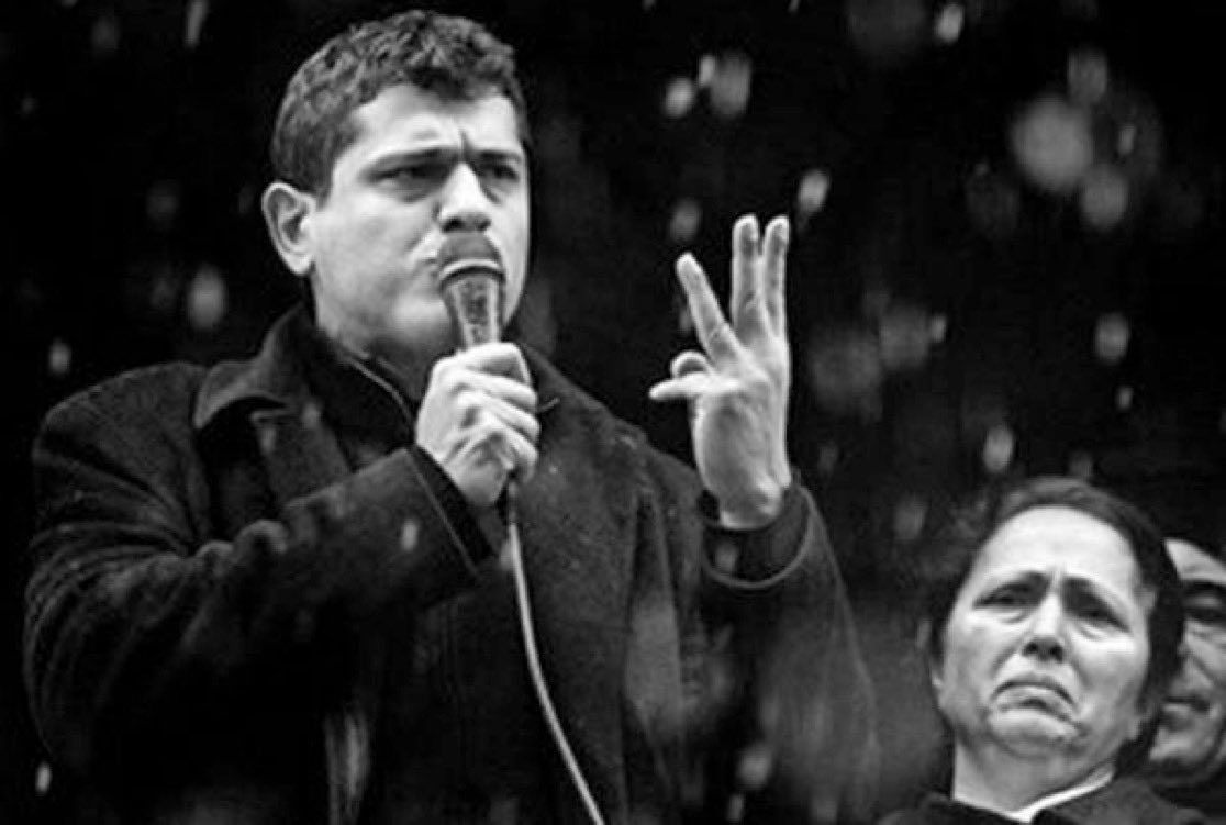 📌Hrant Dink suikasti
📌Bulunamayan cevaplar

✒️ Arat Dink

▪️Kimi davalarda eften püften dolaylı anlatımlarla, uydurma tanıklıklarla kurulmaya çalışılan irtibatları düşününce, Hrant Dink davasında ilişkilere şüphe düzeyinde dahi bakılmaması ayrı bir veridir. Üstelik Hrant Dink