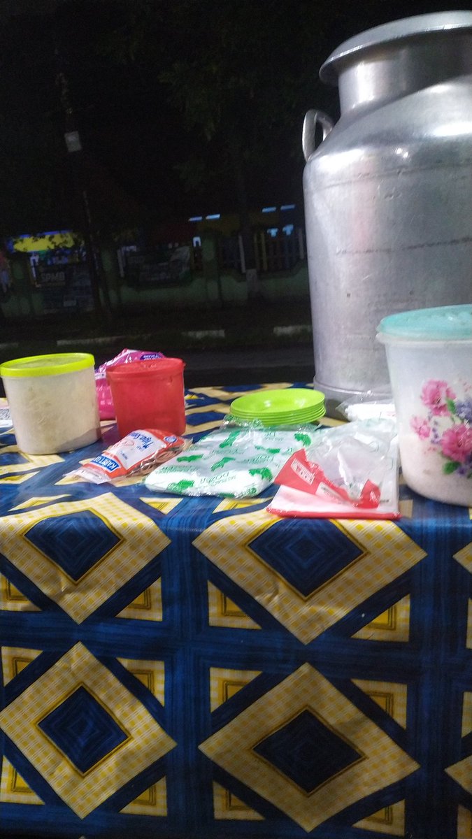 HampirPunk's tweet image. dagangan lagi sepi brader