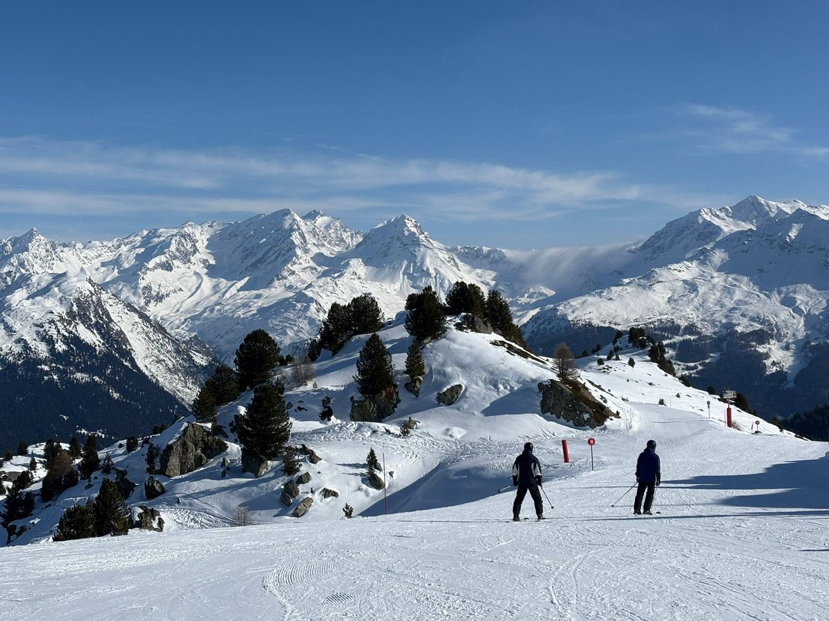 jofishIoM's tweet photo. Stunning views in #LesArcs today
Excellent snow conditions. ⛷️ https://t.co/dBKLGq4Bb0