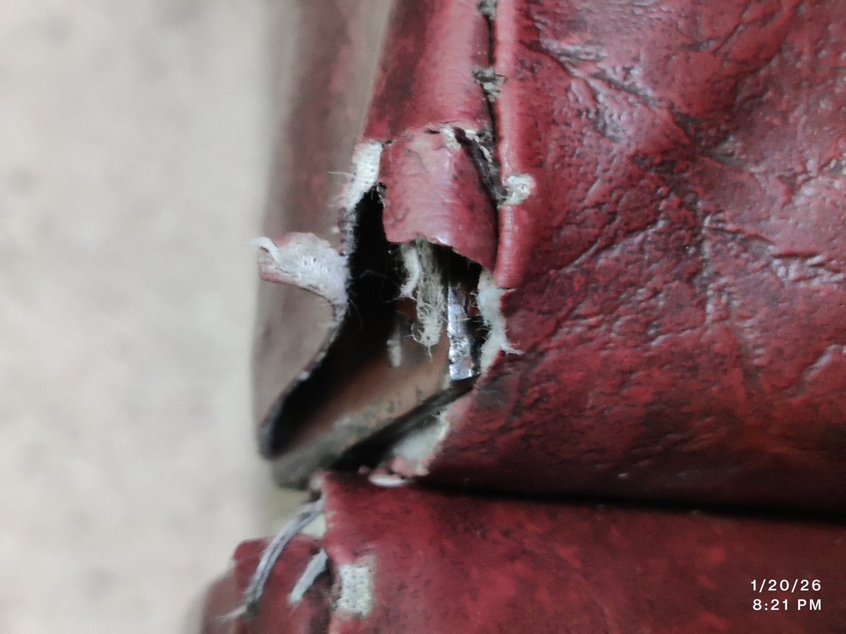 deepmp1976's tweet photo. @RailwaySeva @drm_dli This seat is in very horrible condition https://t.co/uQxpJrZFNH