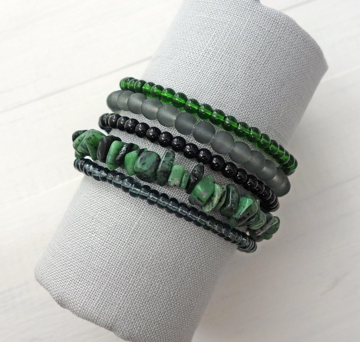 tlineSE's tweet photo. Layered Memory Wire Cuff Bracelet Green Aventurine Stones Glass Beads. #stylish #jewelry #etsy #giftforher #shopsmall #etsyshop https://t.co/tiBQlzNFr5 via @Etsy https://t.co/Y9JiVQsl3B