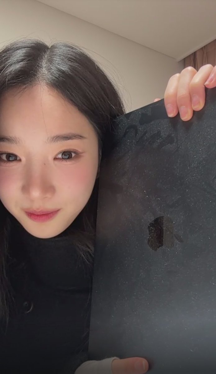 pponyangs's tweet image. the dusty ass macbook omfg yooyeon 😭 girl