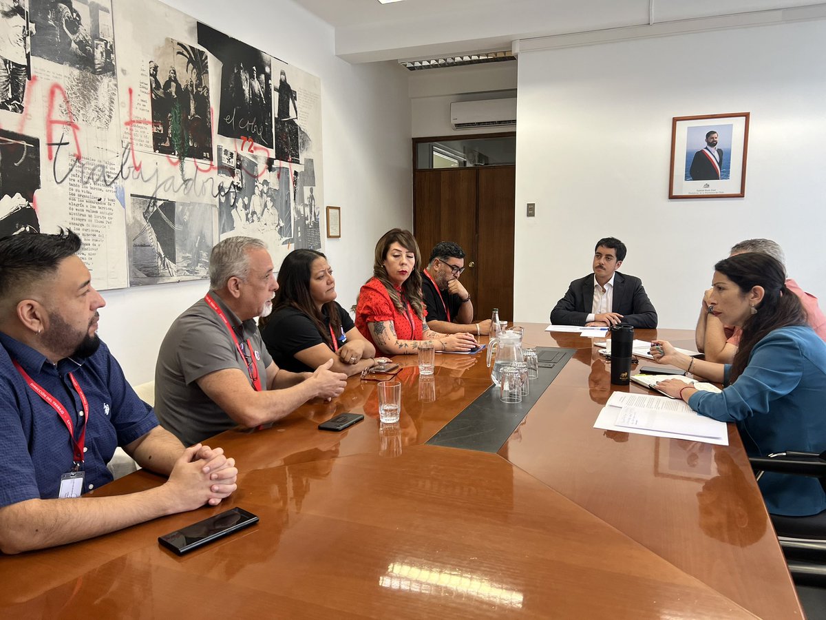 📌 El director nacional (s) del Trabajo, Sergio Santibáñez, se reunió con la <a href="/Cutchile/">CUT Chile ✍️🗳</a> para conversar sobre la jornada laboral en el sector comercio, en el contexto de la próxima entrada en vigencia de la Ley de 40 Horas.

⏰ En abril, la jornada laboral se reduce de 44 a 42